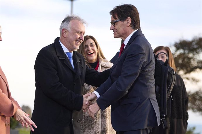 El ministro de Política Territorial y Memoria Democrática, Ángel Víctor Torres, y el presidente de la Generalitat de Cataluña, Salvador Illa, a su llegada a la XXVII Conferencia de Presidentes, en Santander, Cantabria (España).