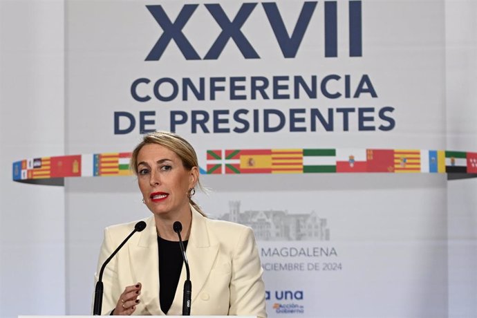 La presidenta de la Junta de Extremadura, María Guardiola, ofrece una rueda de prensa durante la XXVII Conferencia de Presidentes, en el Palacio de la Magdalena