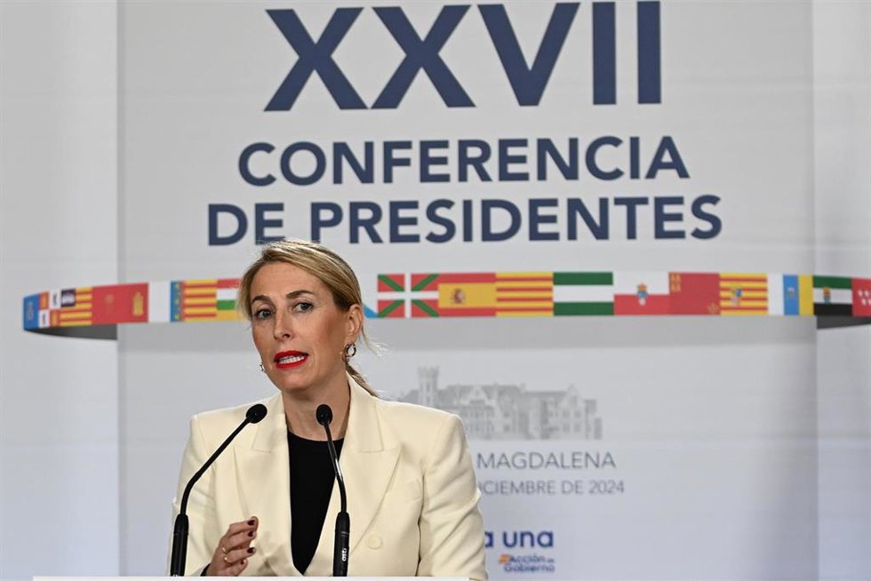 La presidenta de la Junta de Extremadura, María Guardiola, ofrece una rueda de prensa durante la XXVII Conferencia de Presidentes, en el Palacio de la Magdalena