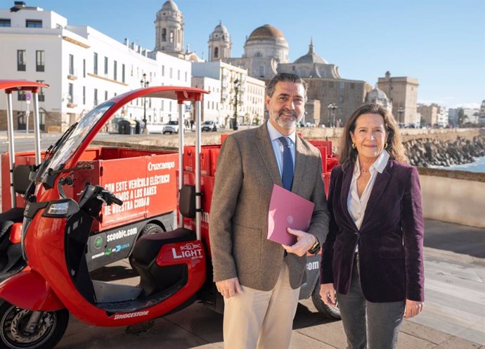 José Manuel Verdulla, delegado de Movilidad del Ayuntamiento de Cádiz, y Ada Bernal, directora regional de Relaciones Institucionales en Andalucía de Heineken España, tras firmar acuerdo entre ambas entidades.