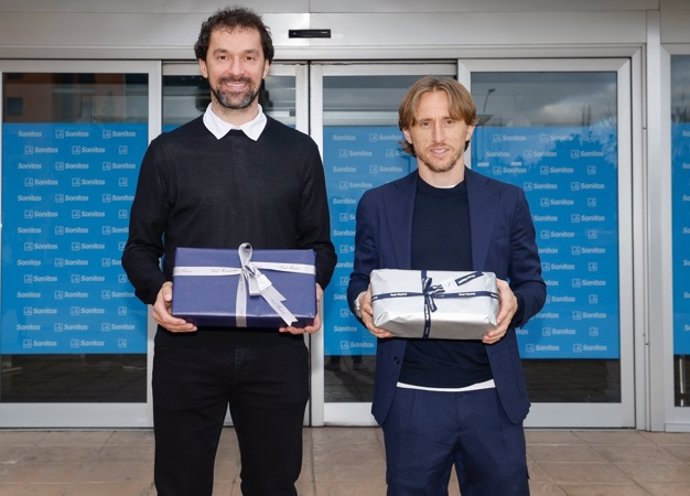 El capitán del equipo de baloncesto del Real Madrid, Sergio Lull (izquierda), y el capitán del equipo de fútbol, Luka Modric (derecha)