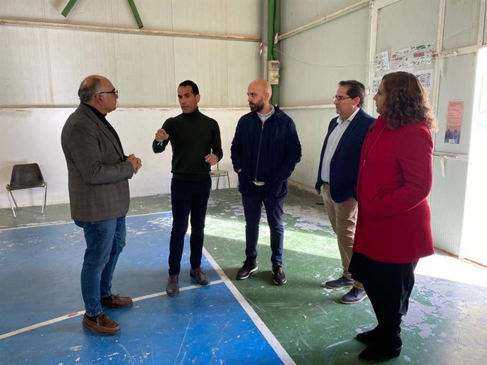El delegado de Desarrollo Educativo, Formación Profesional, Universidad, Investigación e Innovación, Francisco José Solano, en su visita al CEIP Padre Rejas de Jamilena.