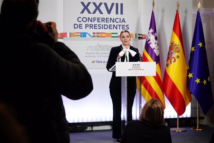 La presidenta de las Islas Baleares, Marga Prohens, ofrece una rueda de prensa durante la XXVII Conferencia de Presidentes, en el Palacio de la Magdalena, a 13 de diciembre de 2024, en Santander, Cantabria (España). 