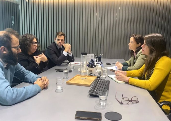 Cristina Casanueva y Araceli Cabello (dcha.), en su reunión con responsables de Aehcor.