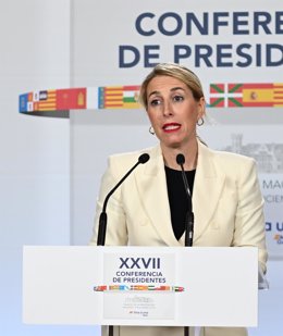 La presidenta de la Junta de Extremadura, María Guardiola, ofrece una rueda de prensa durante la XXVII Conferencia de Presidentes, en el Palacio de la Magdalena