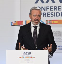 El presidente de Aragón, Jorge Azcón, en rueda de prensa durante la XXVII Conferencia de Presidentes.