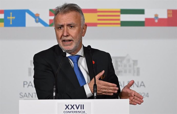 El ministro de Política Territorial y Memoria Democrática, Ángel Víctor Torres, ofrece una rueda de prensa durante la XXVII Conferencia de Presidentes, en el Palacio de la Magdalena, a 13 de diciembre de 2024, en Santander, Cantabria (España).