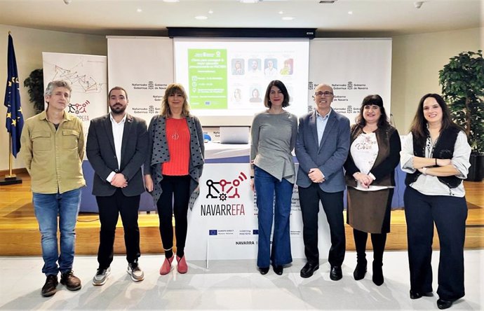 La consejera Ana Ollo con los participantes en el foro Navarrefa.