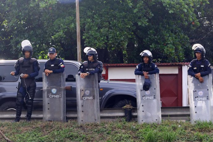 Archivo - October 25, 2023, Tocuyito, Carabobo, Venezuela: October 25, 2023. Members of different police forces cordon off the surroundings of the Tocuyito penitentiary during the general search called Gran Cacique Guaicaipuro, in Tocuyito, Carabobo state