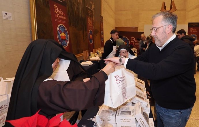 El presidente de las Cortes y director de la Fundación de Castilla y León, Carlos Pollán, en la inauguración de la feria de repostería de convento 'Dulce Tentación'