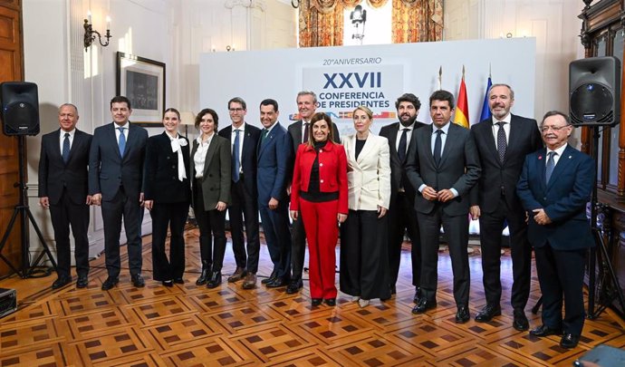 Foto de familia de los presidentes de las comunidades autónomas gobernadas por el PP tras la XXVII Conferencia de Presidentes, en el Palacio de la Magdalena, a 13 de diciembre de 2024, en Santander, Cantabria (España).