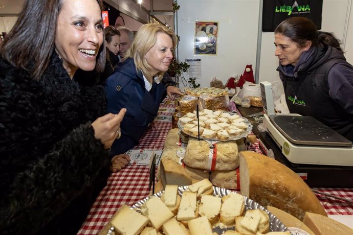 La consejera de Desarrollo Rural, Ganadería, Pesca y Alimentación, María Jesús Susinos, asiste a la inauguración de la primera feria del queso y el vino de Santa Cruz de Bezana (Quevicant).