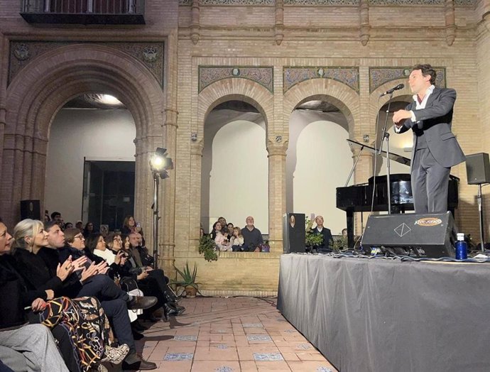 La consejera de Cultura y Deporte, Patricia del Pozo, en la zambomba flamenca del cantaor José Luis Pérez-Vera.