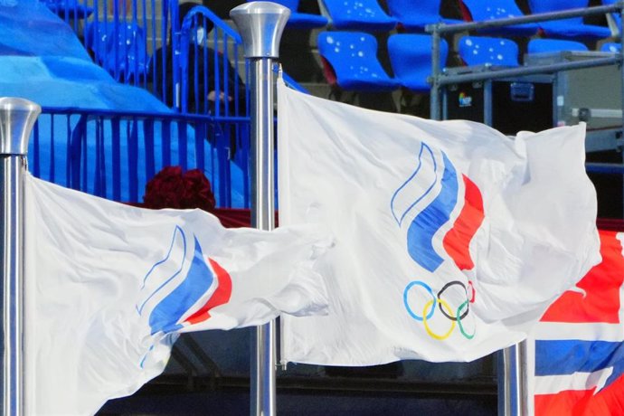 Archivo - FILED - 20 February 2022, China, Beijing: Olympia, closing ceremony of the 2022 Winter Olympics, in the Bird's Nest National Stadium. The flag of the Russian Olympic Committee flies in the stadium. Russian athletes not admitted at the 2024 Paris