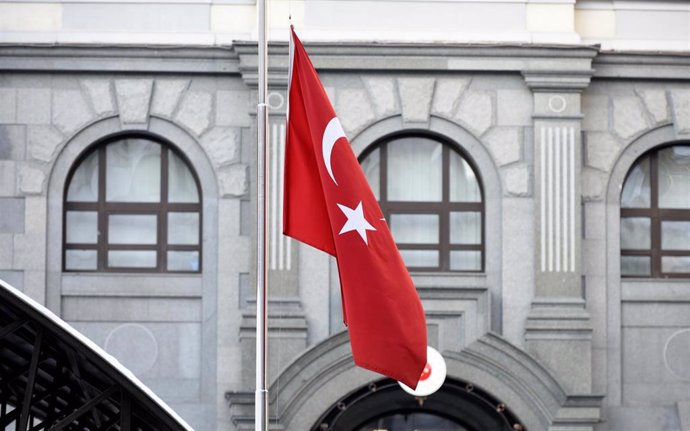 Archivo - Imagen de archivo de una bandera de Turquía en un edificio oficial