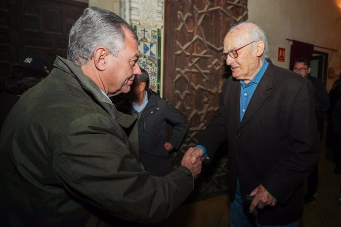 El alcalde de Sevilla, José Luis Sanz inaugura la exposición Retroalimentación' del artista Luis Gordillo.