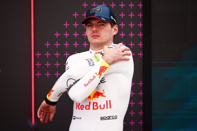 08 December 2024, United Arab Emirates, Abu Dhabi: Max Verstappen of Red Bull Racing stretches on race day of Formula 1 Abu Dhabi Grand Prix at Yas Marina Circuit. Photo: Beata Zawrzel/ZUMA Press Wire/dpa