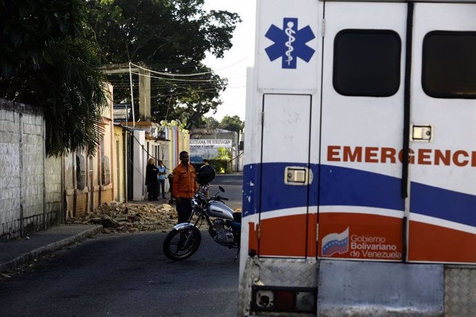 Archivo - December 27, 2018 - San Diego, Carabobo, Venezuela - December 27, 2018. officers of the firefighter  and  civil protection, supervise the detachment of part of the roof of a house, affected by the earthquake happened a little before 5 a.m. (loca