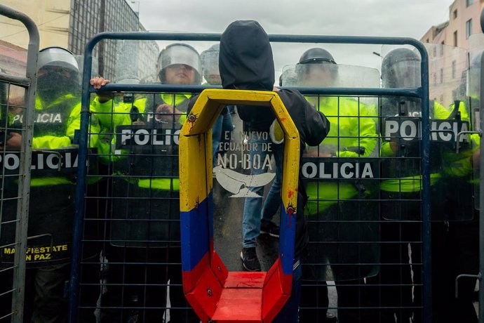 November 21, 2024, Quito, Pichincha, Ecuador: Police officers are seen forming a cordon during the rally Several social groups gathered in Quito against the policies of the administration of President Daniel Noboa. After a year of inaction on critical iss