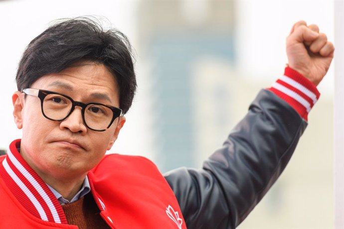 Archivo - March 29, 2024, Anyang, South Korea: Han Dong-hoon, interim leader of the ruling People Power Party (PPP) makes a fist during a campaign event for the upcoming parliamentary elections at Anyang in South Korea. The April 10 parliamentary election