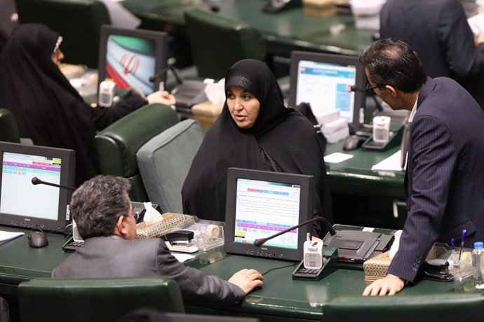 Asistencia de legisladores iraníes a una sesión abierta en el Parlamento.