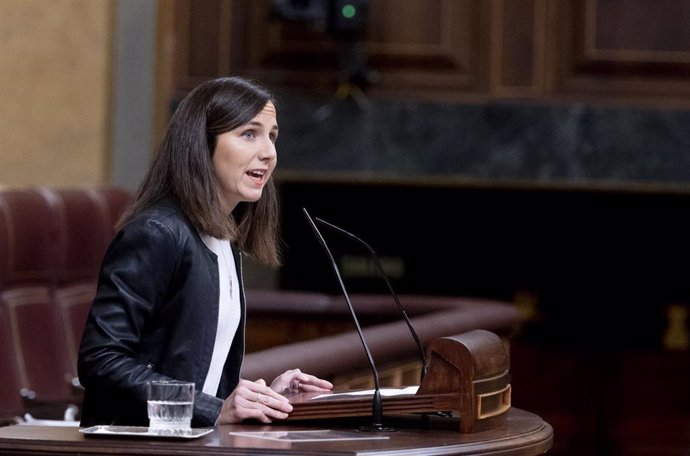 La secretaria general de Podemos, Ione Belarra, interviene durante una sesión plenaria, a 12 de diciembre de 2024, en Madrid (España).  