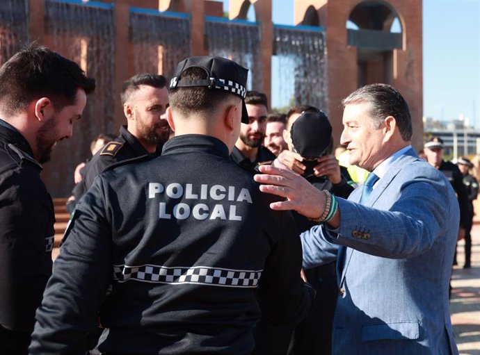 El consejero de la Presidencia, Interior, Diálogo Social y Simplificación Administrativa, Antonio Sanz (d) junto a varios policías locales. A 05 de diciembre de 2024, en Sevilla (Andalucía, España). (Foto de archivo).