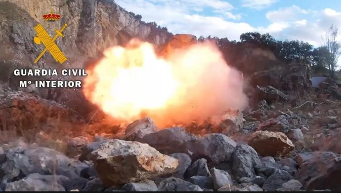 Destrucción controlada de material explosivo por parte de la Guardia Civil.