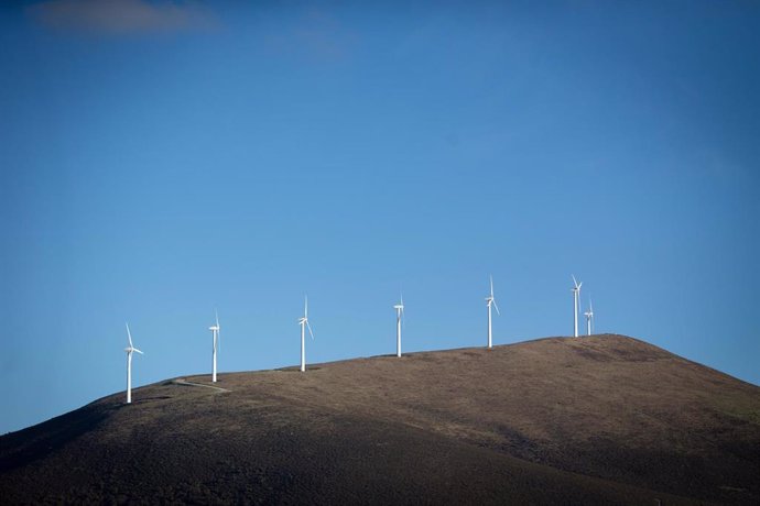 Archivo - Varios aerogeneradores en el parque eólico de Vilachá, a 15 de marzo de 2024, en Lugo, Galicia (España). 