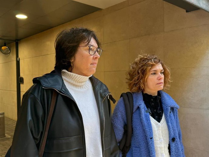 La eurodiputada de ERC Diana Riba y la candidata de 'Militncia Decidim' a secretaria general de ERC, Elisenda Alamany, antes de votar en la segunda vuelta del congreso del partido