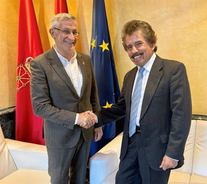 El vicepresidente primero y consejero de Presidencia e Igualdad del Gobierno de Navarra, Félix Taberna, con Carlos Vargas, agregado de cooperación de la Embajada de Chile en España.