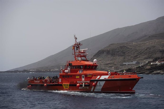 Archivo - Salvamento Marítimo rescata un nuevo cayuco con 51 migrantes procedentes de Senegal, en el puerto de La Restinga, a 26 de agosto de 2024, en El Hierro, Canarias (España). Salvamento Marítimo ha rescatado en la mañana de hoy un cayuco procedente 