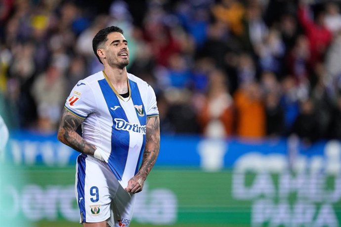 Archivo - El delantero del Leganés Miguel de la Fuente celebrando un gol ante el Sevilla.