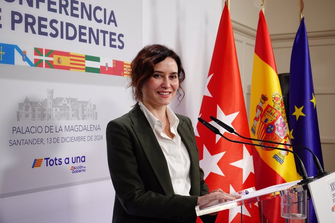 La presidenta de la Comunidad de Madrid, Isabel Díaz Ayuso, ofrece una rueda de prensa durante la XXVII Conferencia de Presidentes, en el Palacio de la Magdalena, a 13 de diciembre de 2024, en Santander, Cantabria (España).