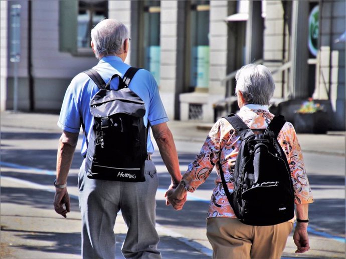 Archivo - Personas mayores paseando por la calle.