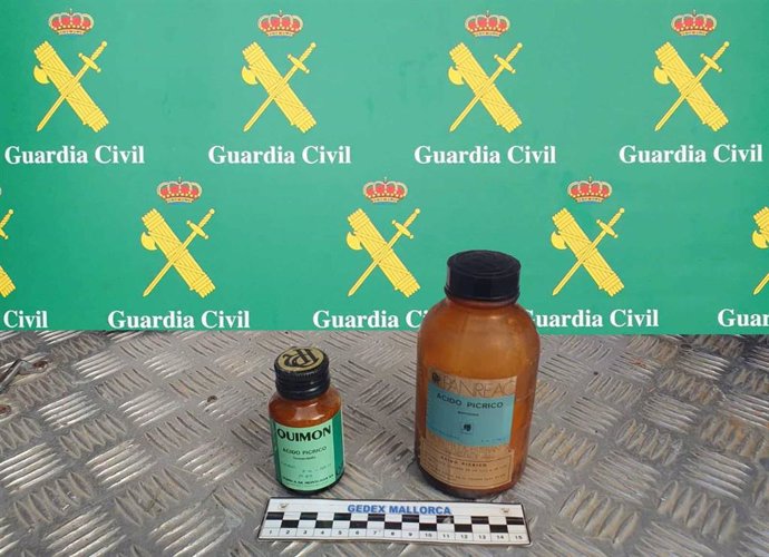 Potente material explosivo retirado por la Guardia Civil de un instituto de Artà