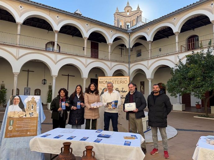 Foto de familia con motivo de la concesión de la Medalla de la Ciudad a las Madres Dominicas.