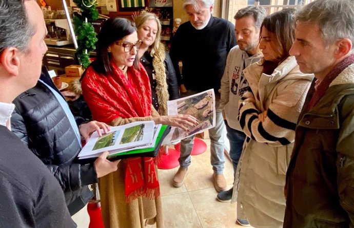 Reunión de la alcaldesa Igual con representantes vecinales de Luis Quintanilla Isasi