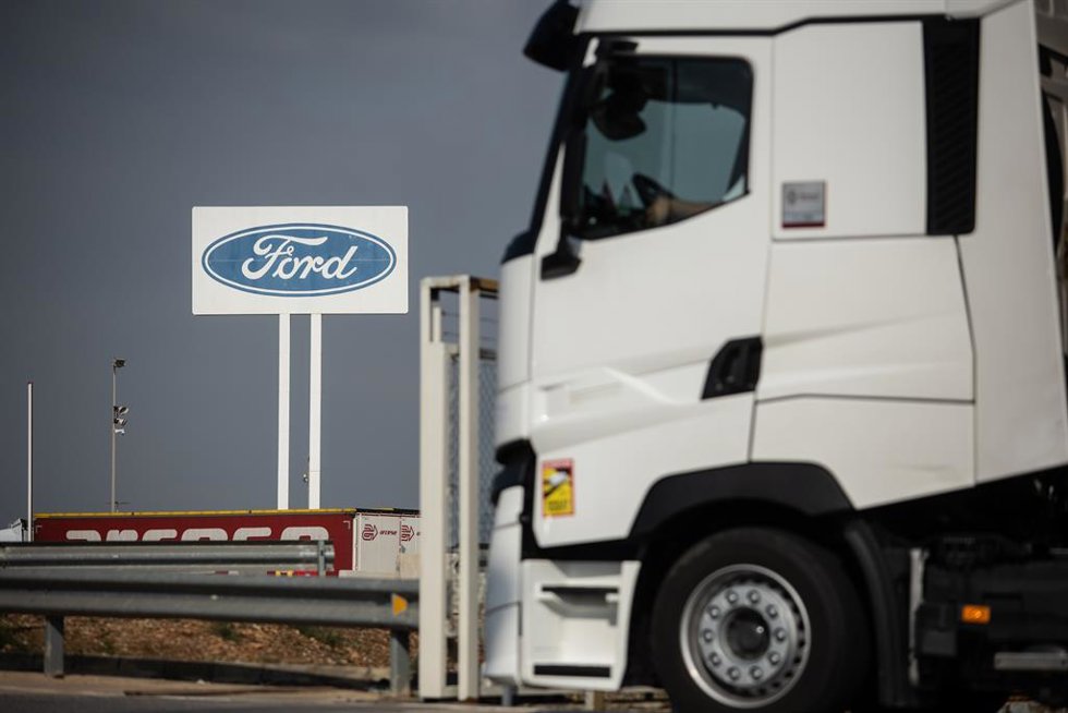 Archivo - Cartel de la fábrica Ford Almussafes, tras el paso de la dana.