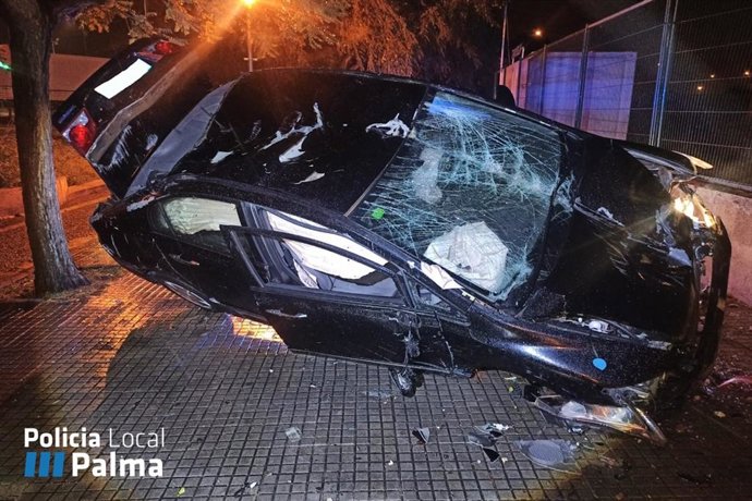 Investigan a un conductor ebrio que destrozó un vehículo impactando contra un muro frente a Son Fusteret