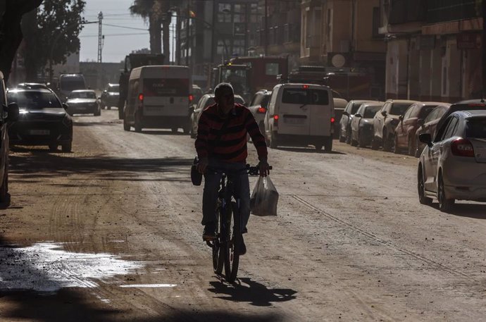 Una bicicleta en una calle cubierta de barro.