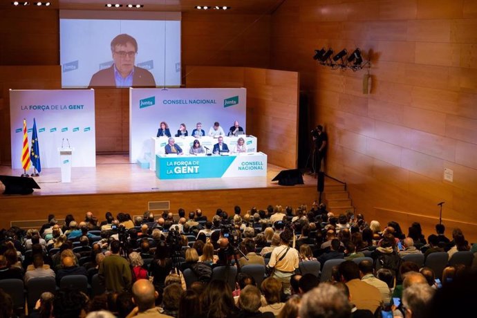 El presidente de Junts, Carles Puigdemont, en intervención telemática ante el Consell Nacional de su partido reunido en Vila-seca (Tarragona), a 14 de diciembre de 2024