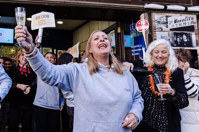 Archivo - Agraciados con el ‘Primer Premio’ del Sorteo Extraordinario de Lotería de Navidad 2023 correspondiente al número 88008 celebran su suerte en la administración Doña Manolita, a 22 de diciembre de 2023, en Madrid (España). Hoy se celebra el Sorteo