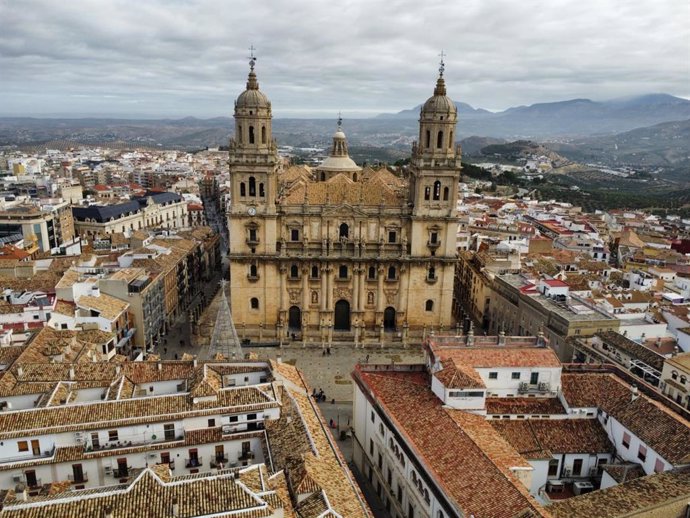 Archivo - Vista área de Jaén presidida por la Catedral.