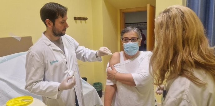 Una mujer es inmunizadaeste sábado en la segunda jornada de vacunación sin cita, organizada por el Departamento de Sanidad y el Servicio Aragonés de Salud, en el Hospital Nuestra Señora de Gracia de Zaragoza.