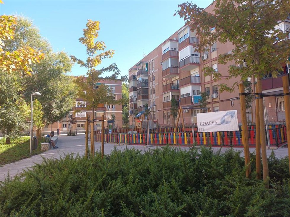 Archivo - Zona interbloques en Madrid