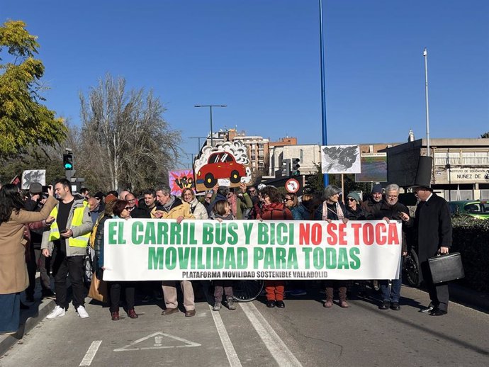 Concentración contra la ejecución del nuevo carril bici por el parque de Las Moreras y la eliminación del actual ubicado en Isabel la Católica