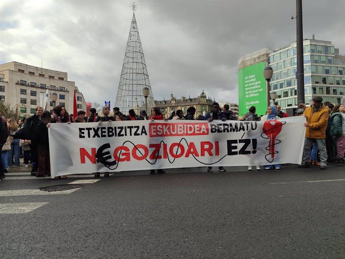 Miles de personas, la mayoría jóvenes, han secundado este sábado la manifestación convocada por la Red de Sindicatos de Vivienda de Euskal Herria para reivindicar "el derecho universal a la vivienda"