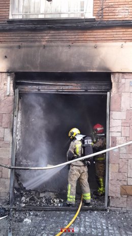 Incendio en la planta baja de un inmuble en la calle Mestre Carbó de L'Hospitalet de Llobregat (Catalunya)