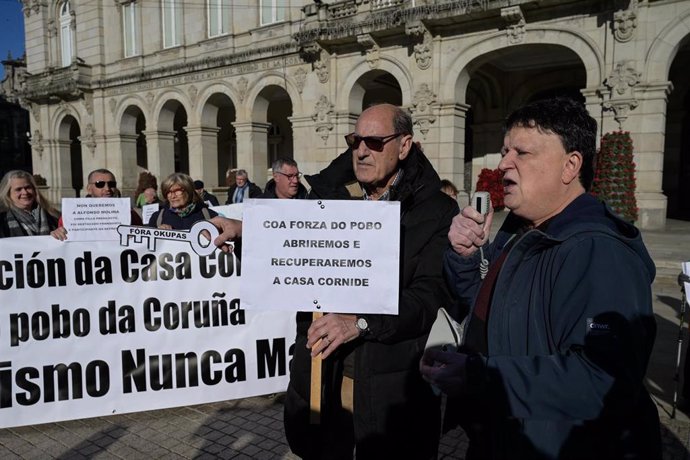 Varias personas durante una marcha, a 14 de diciembre de 2024, en A Coruña, por la recuperación de la Casa Cornide